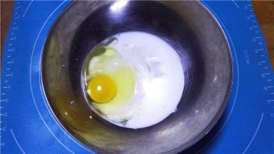 将酸奶、鸡蛋放入容器内。