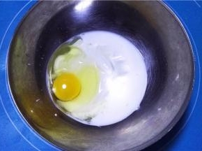 将酸奶、鸡蛋放入容器内。