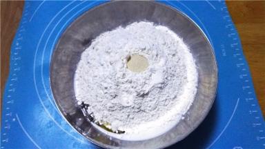 放入面粉，将酵母粉盐、放入。