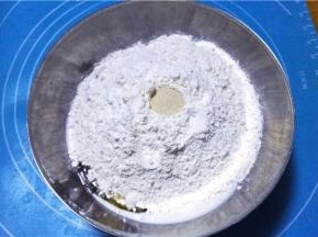 放入面粉，将酵母粉盐、放入。