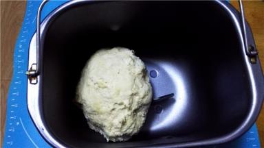 将面团放入面包机中