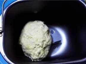 将面团放入面包机中