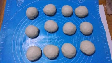 将发酵好的面团揉匀排气后分成12份，滚圆松弛10分钟。