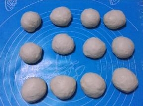 将发酵好的面团揉匀排气后分成12份，滚圆松弛10分钟。
