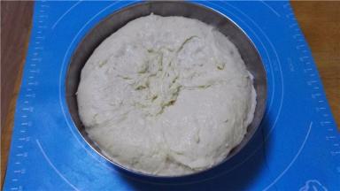 和好的面团放入容器内，冰箱冷藏发酵（头一天晚上和好面，第二天制作）