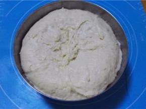 和好的面团放入容器内，冰箱冷藏发酵（头一天晚上和好面，第二天制作）