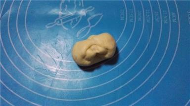 然后再对折卷起