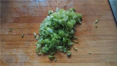 将葱切碎，加入盐搅匀备用。