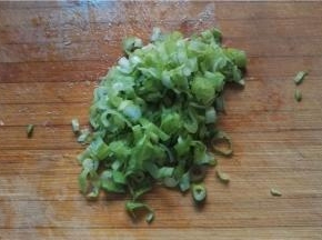 将葱切碎，加入盐搅匀备用。