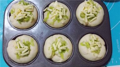 撒芝士碎和葱碎