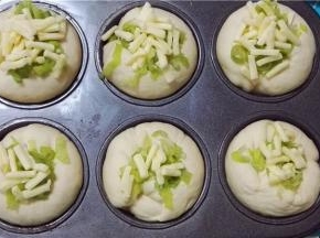 撒芝士碎和葱碎