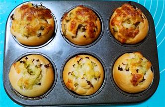 送入预热175度烤箱烘焙20分钟。