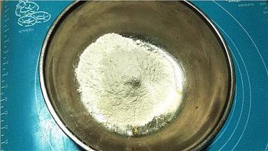 将面粉、褐麦粉、泡打粉混合