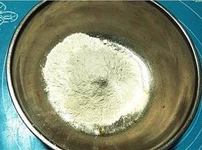 将面粉、褐麦粉、泡打粉混合