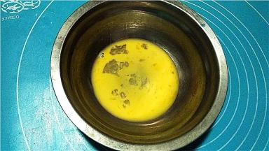 将一个鸡蛋打散。