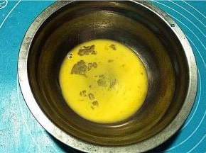 将一个鸡蛋打散。