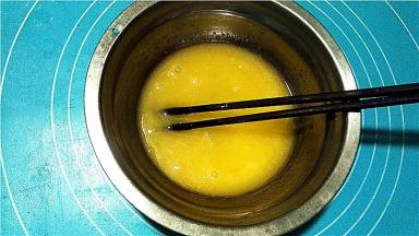 搅拌成糖油乳化的状态。