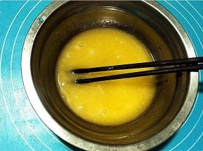 搅拌成糖油乳化的状态。
