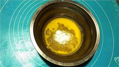 加入玉米油和白糖。