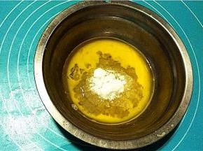 加入玉米油和白糖。