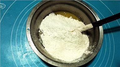 将粉类筛入至糖油糊中。