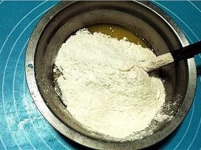 将粉类筛入至糖油糊中。