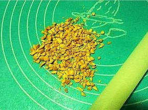 花生仁擀成碎