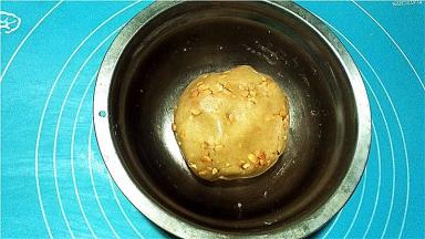 用刮刀和成团。