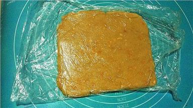 装入保鲜袋，擀成正方形。