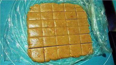 剪开保鲜袋，切成小块。