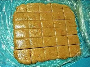 剪开保鲜袋，切成小块。