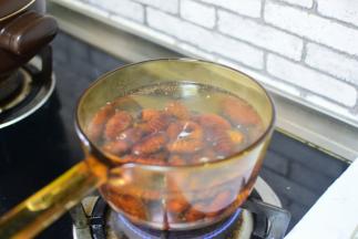 锅中水开，加入蚕蛹煮五分钟