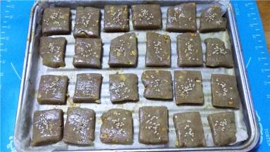 摆入烤盘，中间要留有空隙。表面刷蛋液，撒芝麻。