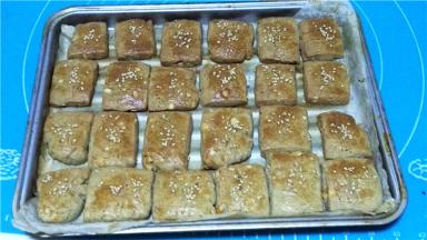 将烤盘放入预热175度的烤箱中层，上下火，烤15—18分钟，停火后焖5分钟。