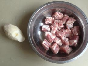 芋头去皮，排骨洗干净并沥干水分