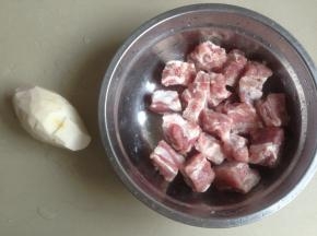 芋头去皮，排骨洗干净并沥干水分