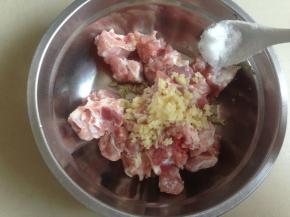 将姜蒜蓉放入排骨里，加入盐、糖