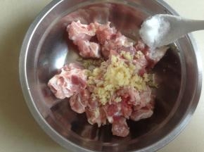 将姜蒜蓉放入排骨里，加入盐、糖