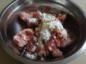 加入生粉，抓匀