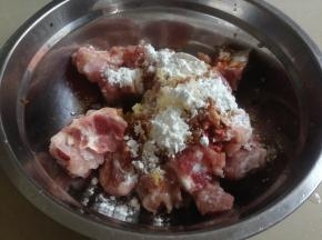 加入生粉，抓匀