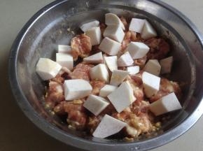 加入芋头拌匀一下