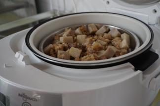 放在碟子上，再放入电饭锅里，与米饭一起煮