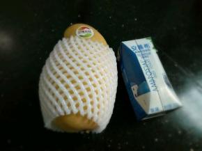 材料很简单，就是芒果和酸奶！方法:把芒果去皮切成小块，放入料理机里，（留一些小块一会装饰用），加入半杯酸奶，打成泥，倒入杯子里，上面用几块芒果块装饰就可以了！