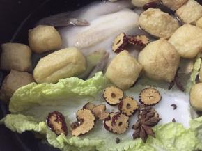 最后放入红枣片，加适量盐、鸡精，然后盖上盖子调成炖汤档