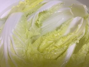 娃娃菜洗净沥干水分、姜切薄片备用