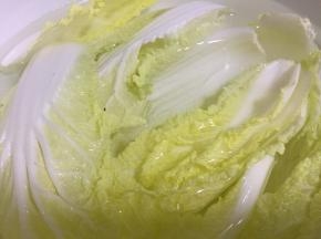 娃娃菜洗净沥干水分、姜切薄片备用
