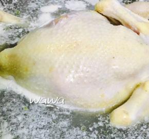 将鸡整只入锅，冷水煮沸绰浮沫，然后捞出冷水冲洗干净