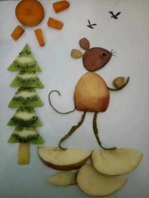 苹果刻老鼠的身体和脸，再剪两个小耳朵！猕猴桃的皮剪老鼠的腿，尾巴和手！在纸上摆出老鼠的造型！用萝卜做太阳，猕猴桃切几个三角形，堆起来装扮成大叔，一个野外老鼠捡杏仁的造型就摆好了，可爱吧！