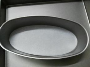 轻乳酪模具中垫上油纸方便后期脱模