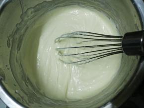 将奶油奶酪 黄油 牛奶称好后放入碗中隔热水融化成细腻的糊状